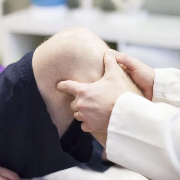 Enfield Physiotherapist assessing knee pain